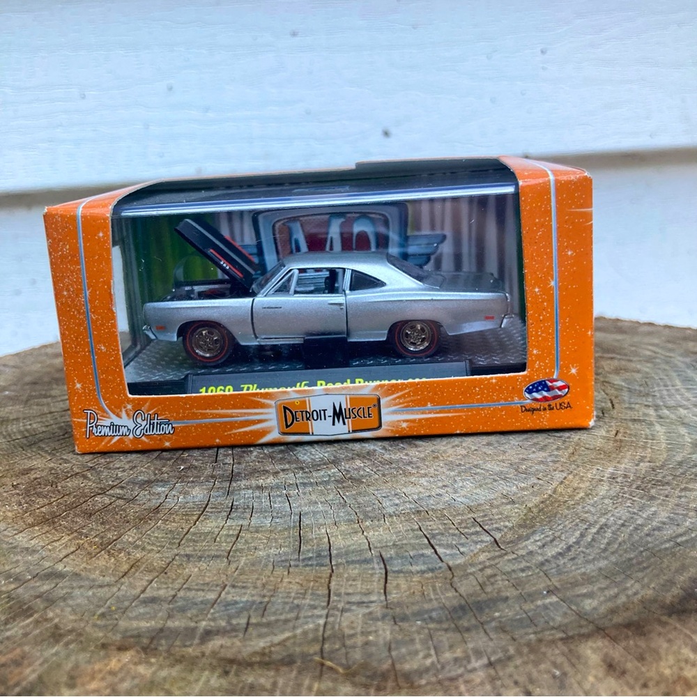 Silver 1969 Plymouth Road Runner Diecast Model